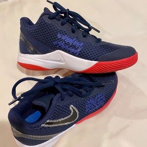 Nike Youth Kyrie Flytrap II Basketball Sho…